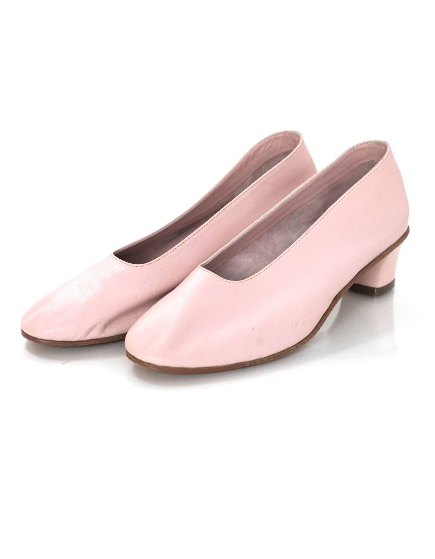 Martiniano Pink Leather Glove Pumps Sz 35

Made In: Argentina 
Color: Pink
Materials: Leather
Closure/Opening: Slide on
Sole Stamp: Made in Argentina 35
Retail Price: $360 + tax
Overall Condition: Excellent pre-owned condition with the exception of