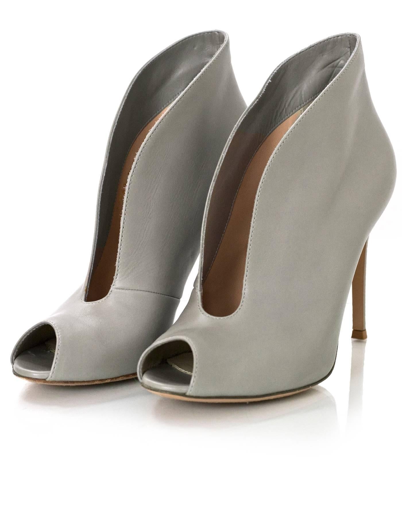 Gianvito Rossi Grey Vamp V-Neck Peep-Toe Booties Sz 36.5

Made In: Italy
Color: Grey
Materials: Leather
Closure/Opening: Slide on
Sole Stamp: Made in Italy Gianvito Rossi 36.5
Retail Price: $895 + tax
Overall Condition: Excellent pre-owned condition