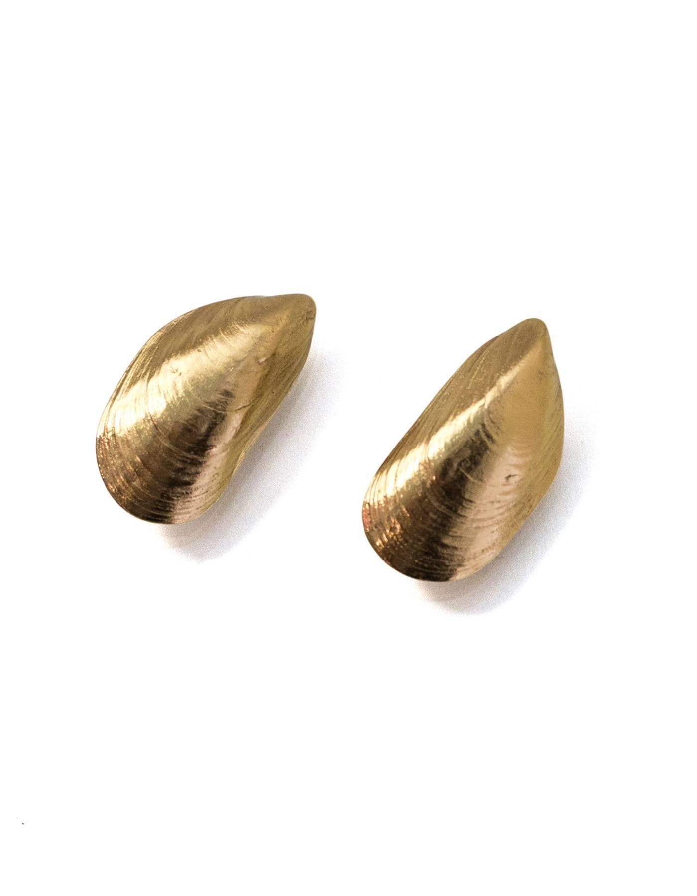 Goossen's Goldtone Mussel Shell Clip-On Earrings

Color: Goldtone
Materials: Metal
Closure: Clip-On
Overall Condition: Excellent pre-owned condition with light surface marks

Measurements:
Length: 1.5