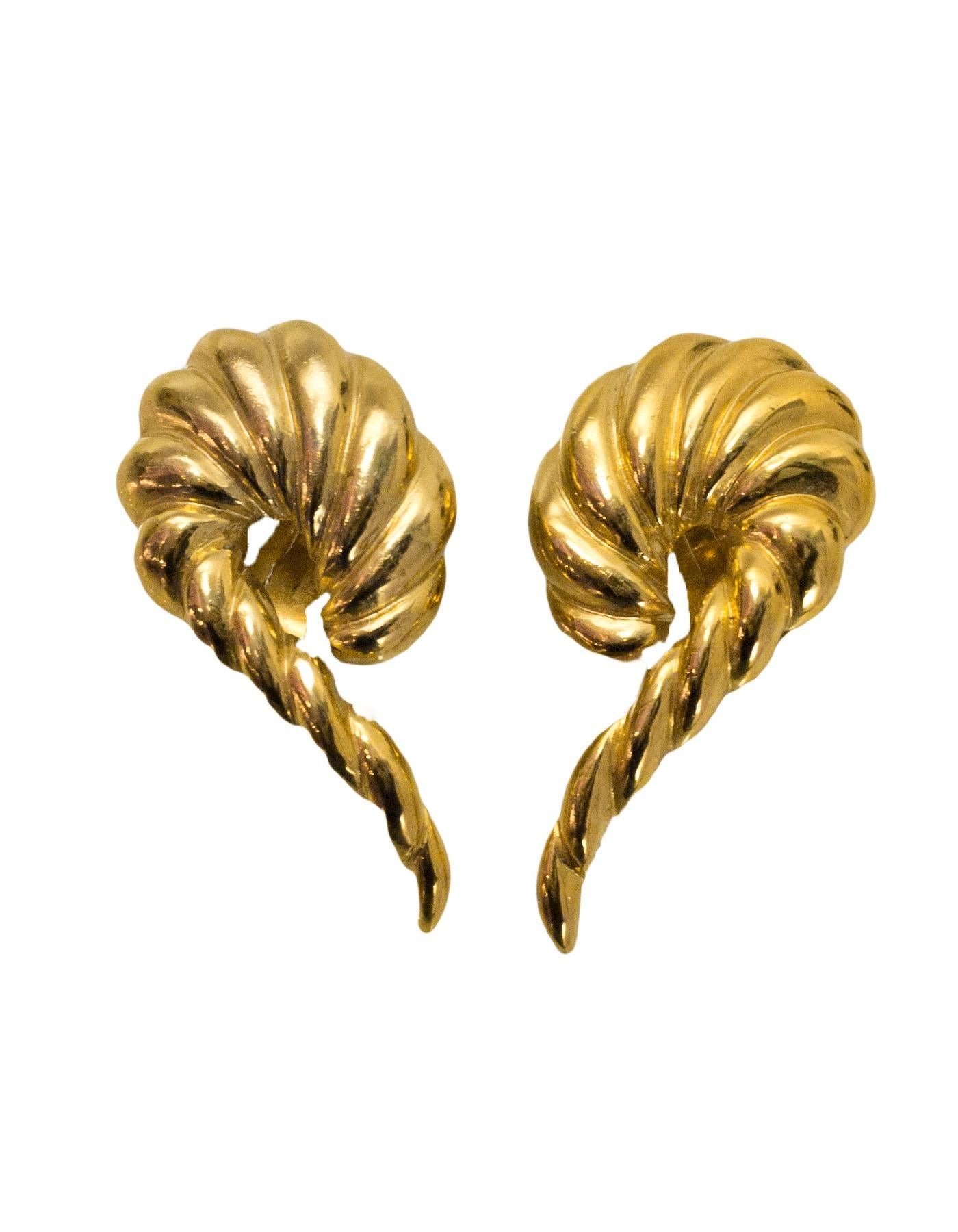 Valentino Goldtone Twisted Clip-On Earrings

Color: Goldtone
Materials: Metal
Closure: Clip-On
Overall Condition: Excellent pre-owned condition with light surface marks and tarnish

Measurements:
Length: 2