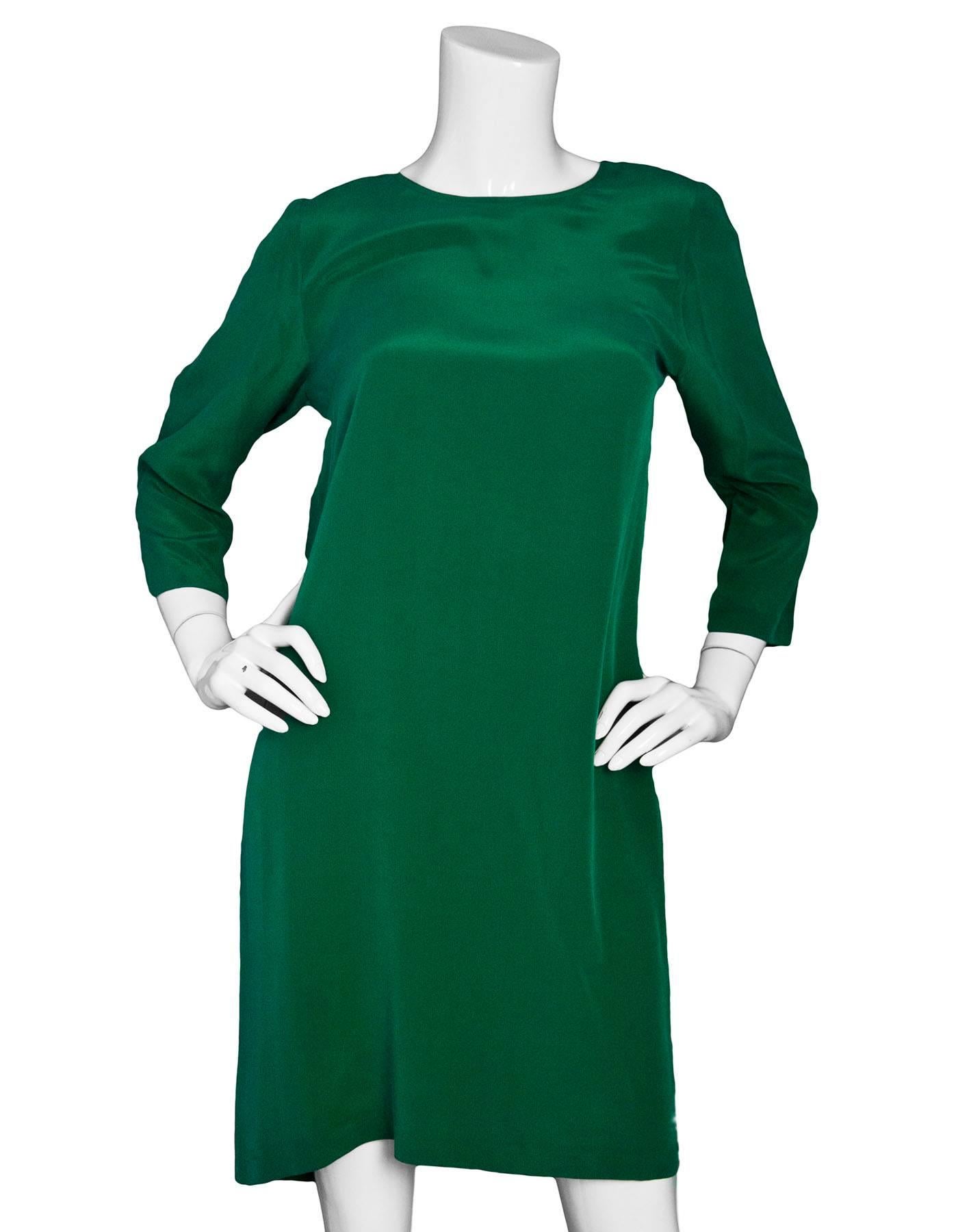 Nieves Lavi Green Silk Dress Sz 6

Made In: China
Color: Green
Composition: 100% Silk
Closure/Opening: Pull over with single buttin closure at back of neck
Overall Condition: Excellent pre-owned condition 
Marked Size: 6
Bust: 36
Waist: 38