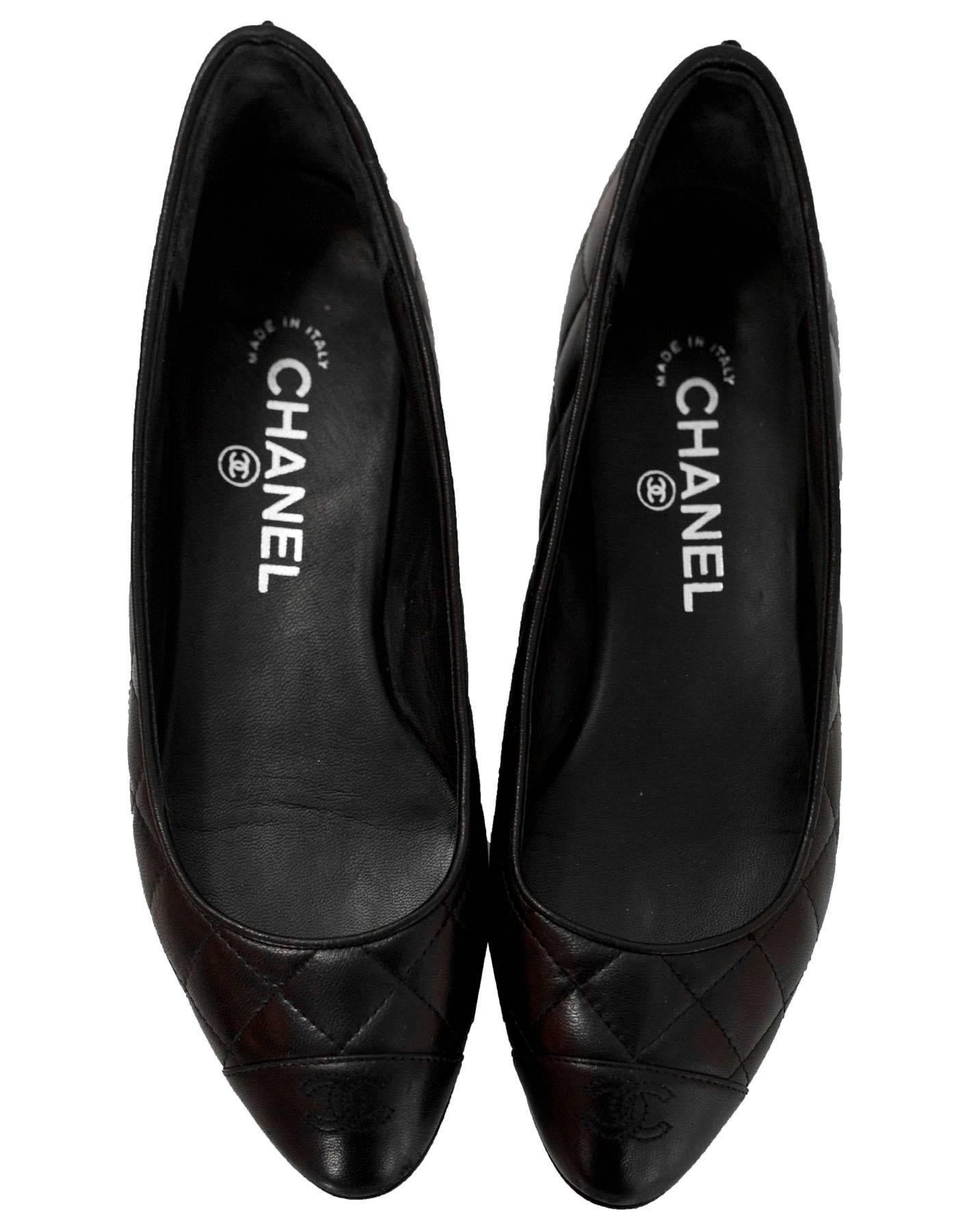 Chanel Black Quilted Leather Flats Sz 37 with Box In Excellent Condition In New York, NY