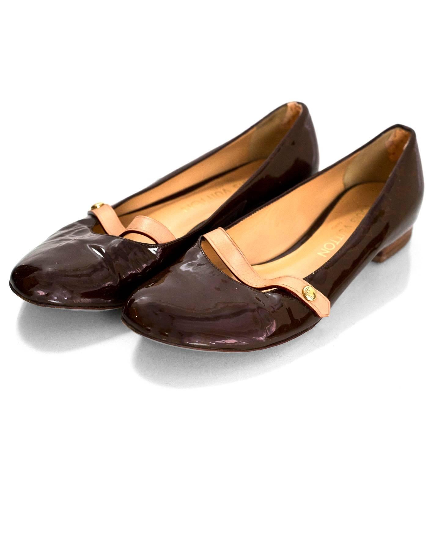 Louis Vuitton Brown Patent Leather Logo Flats Sz 35.5
Features vachetta strap across vamp and ombre logo at heels

Made In: Italy
Color: Brown
Closure/Opening: Slide on
Sole Stamp: LV 35.5 Made in Italy
Overall Condition: Excellent pre-owned