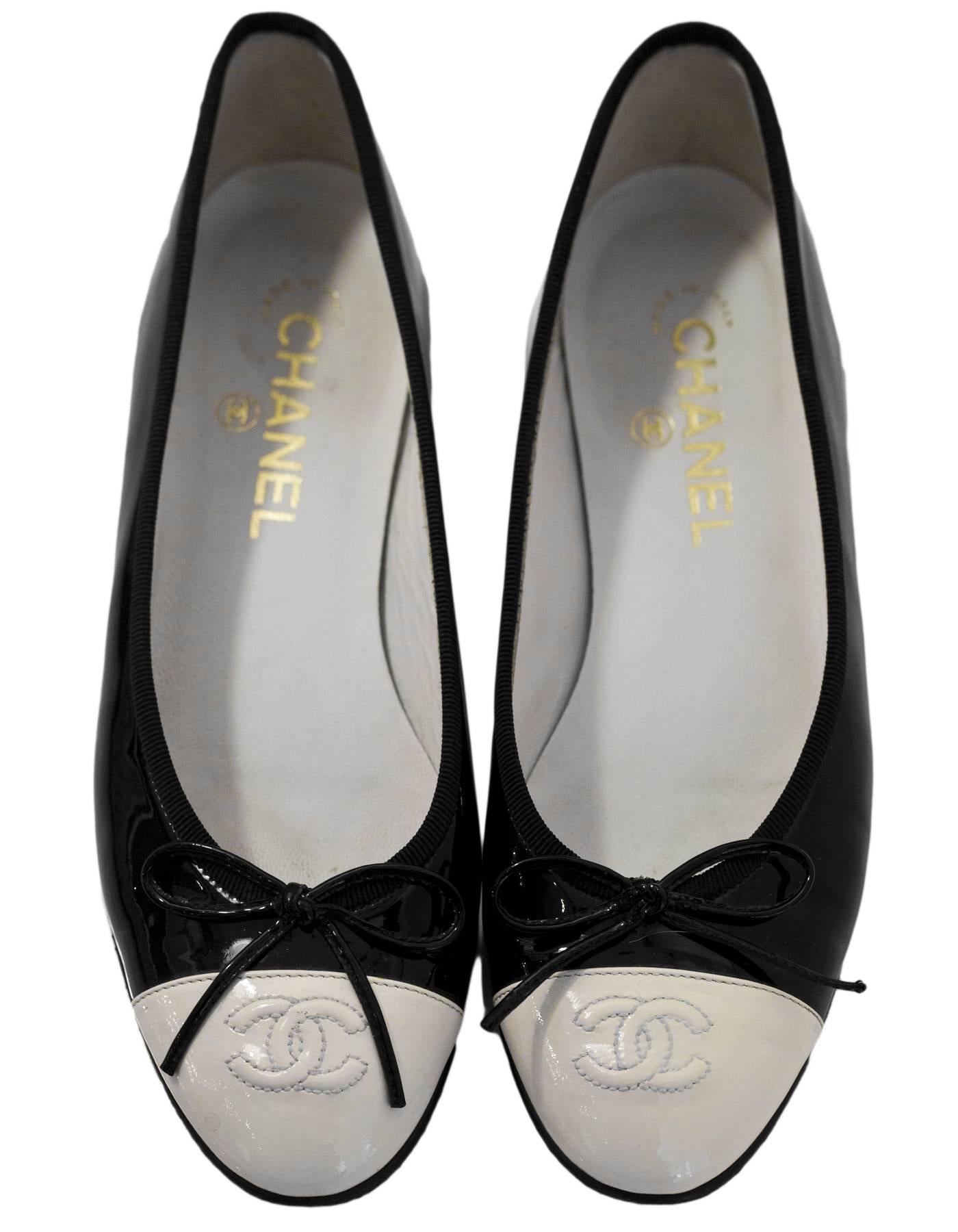 Chanel Black & White Patent Cap-Toe Flats Sz 37 In Excellent Condition In New York, NY