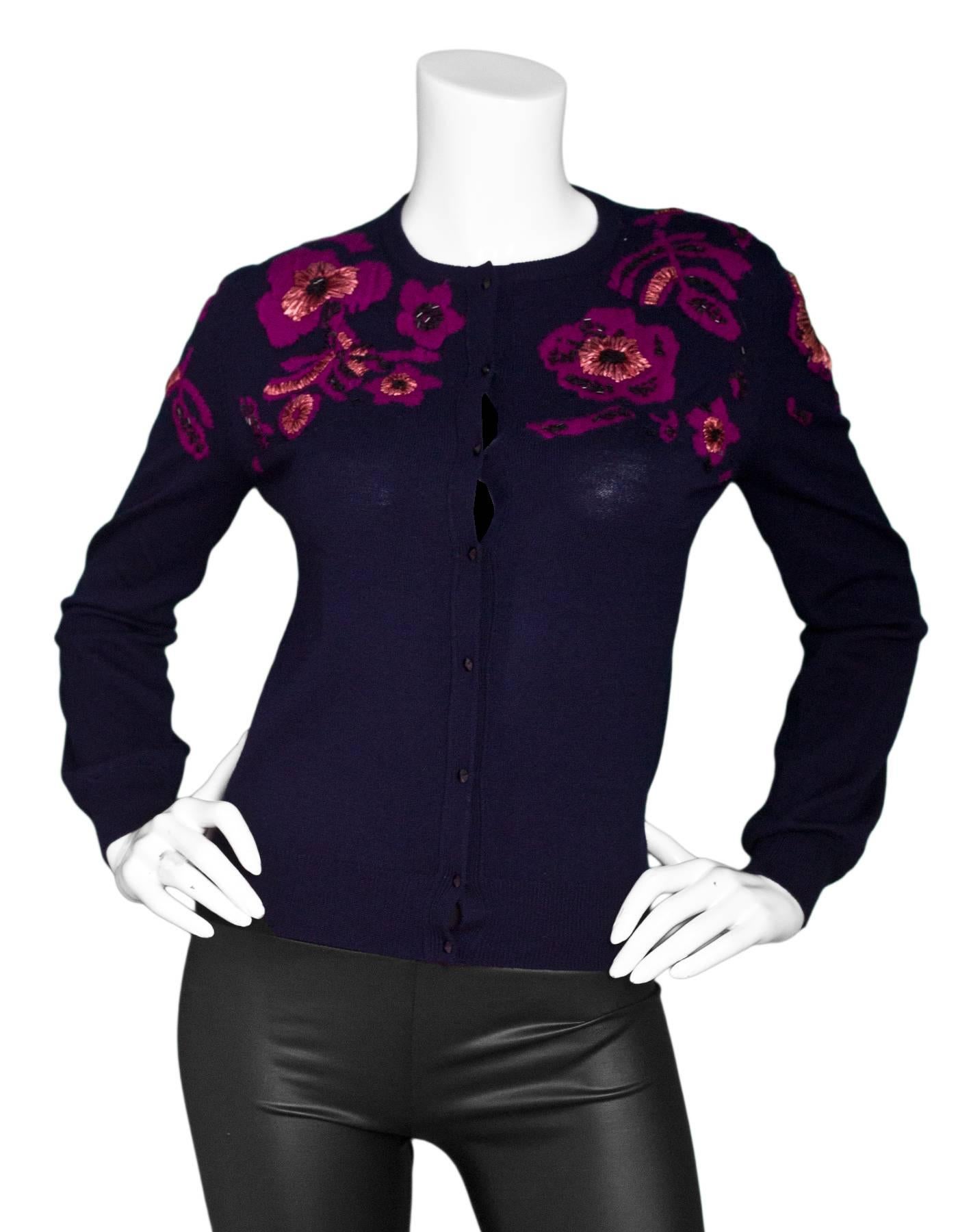 Oscar De La Renta Black Wool Beaded Floral Cardigan Sz Small

Features floral beaded applique's

Made In: Italy
Color: Black, purple
Composition: 83% wool, 12% cashmere
Closure/Opening: Front button closure
Overall Condition: Excellent pre-owned