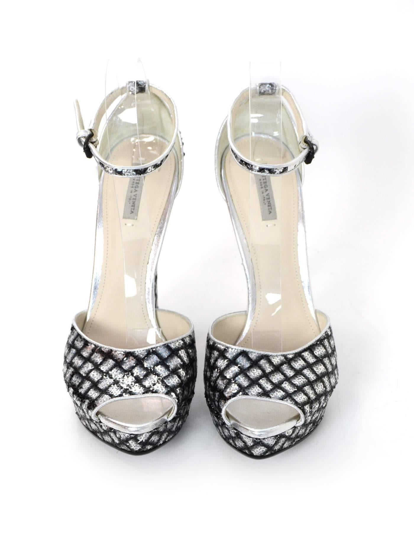 Bottega Veneta Silver Sequin Open-Toe Sandals Sz 38.5 NEW In Excellent Condition In New York, NY