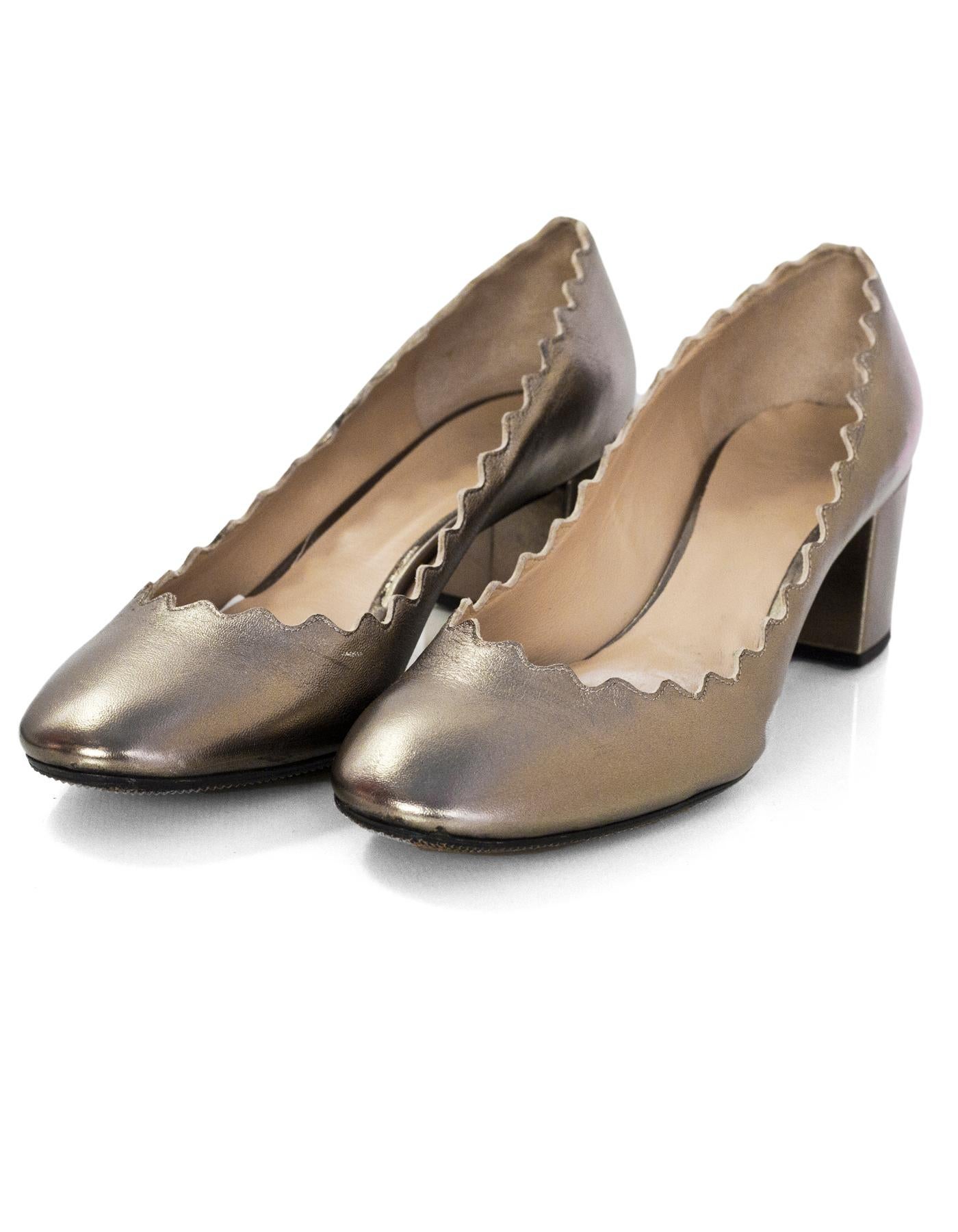 Chloe Bronze Leather Scalloped Lauren Pumps Sz 39

Made In: Italy
Color: Bronze
Materials: Leather
Closure/Opening: Slide on
Sole Stamp: Chloe made in italy 39
Overall Condition: Very good pre-owned condition with the exception of being re-soled,