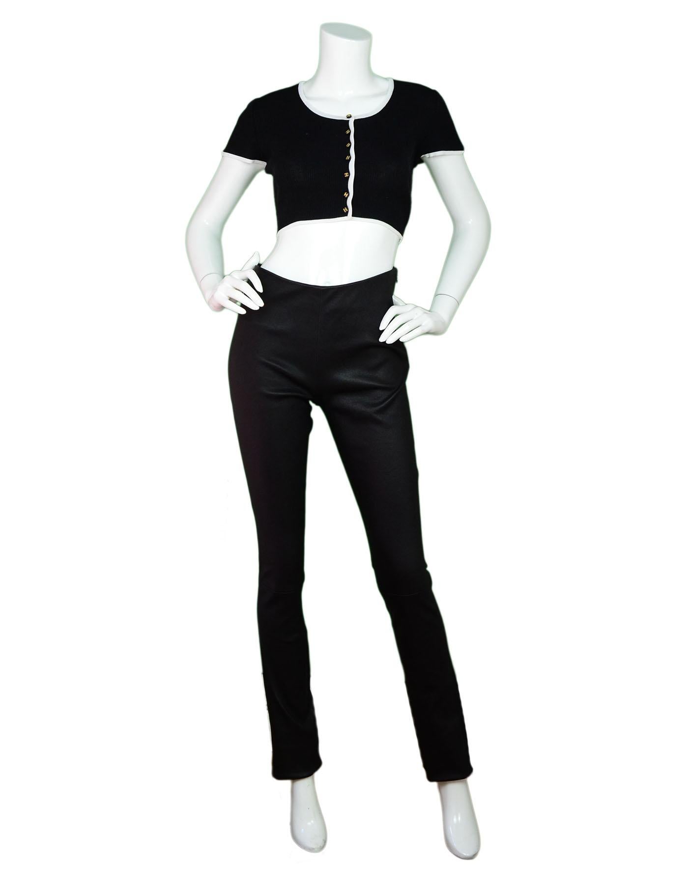 Chanel Black & White Cropped Cardigan Sz FR40

Color: Black, white
Composition: 100% Cotton
Closure/Opening: Front CC button closure
Overall Condition: Excellent pre-owned condition with the exception of gentle wear throughout

Marked Size: FR40 /