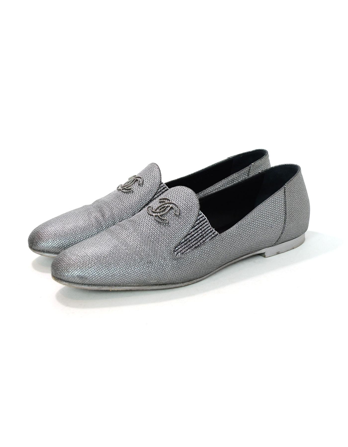 Chanel Dark Silver Raffia CC Loafers Sz 42

Made In: Italy
Color: Dark silver
Materials: Raffia, leather
Closure/Opening: Slide on
Sole Stamp: CC Made in Italy 42
Overall Condition: Excellent pre-owned condition with the exception of some creasing,