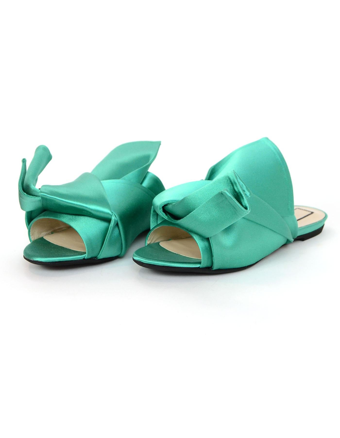No 21 Green Satin Knotted Open-Toe Mules Sz 39.5 NIB

Made In: Italy
Color: Green
Materials: Satin
Closure/Opening: Slide on
Sole Stamp: No 21 Made in Italy 39.5
Overall Condition: Excellent pre-owned condition - NIB
Included: No 21 box

Marked