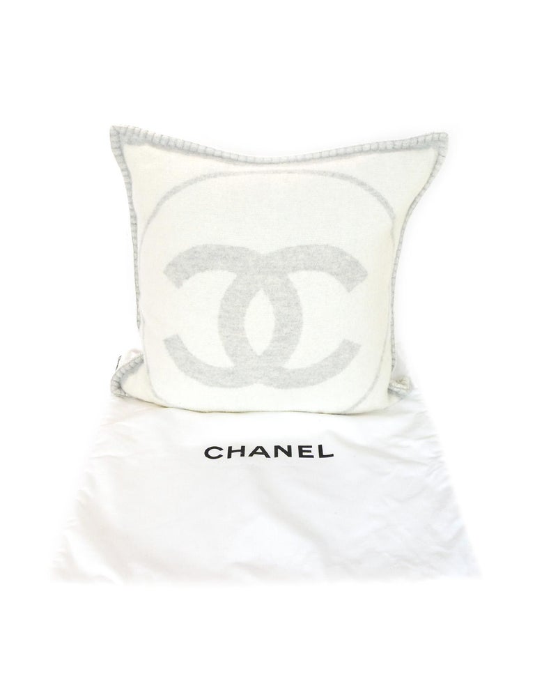 Chanel Off Weiß und Grau Wolle und Kaschmir CC Square Throw Kissen und Abdeckung bei 1stDibs Deutschland