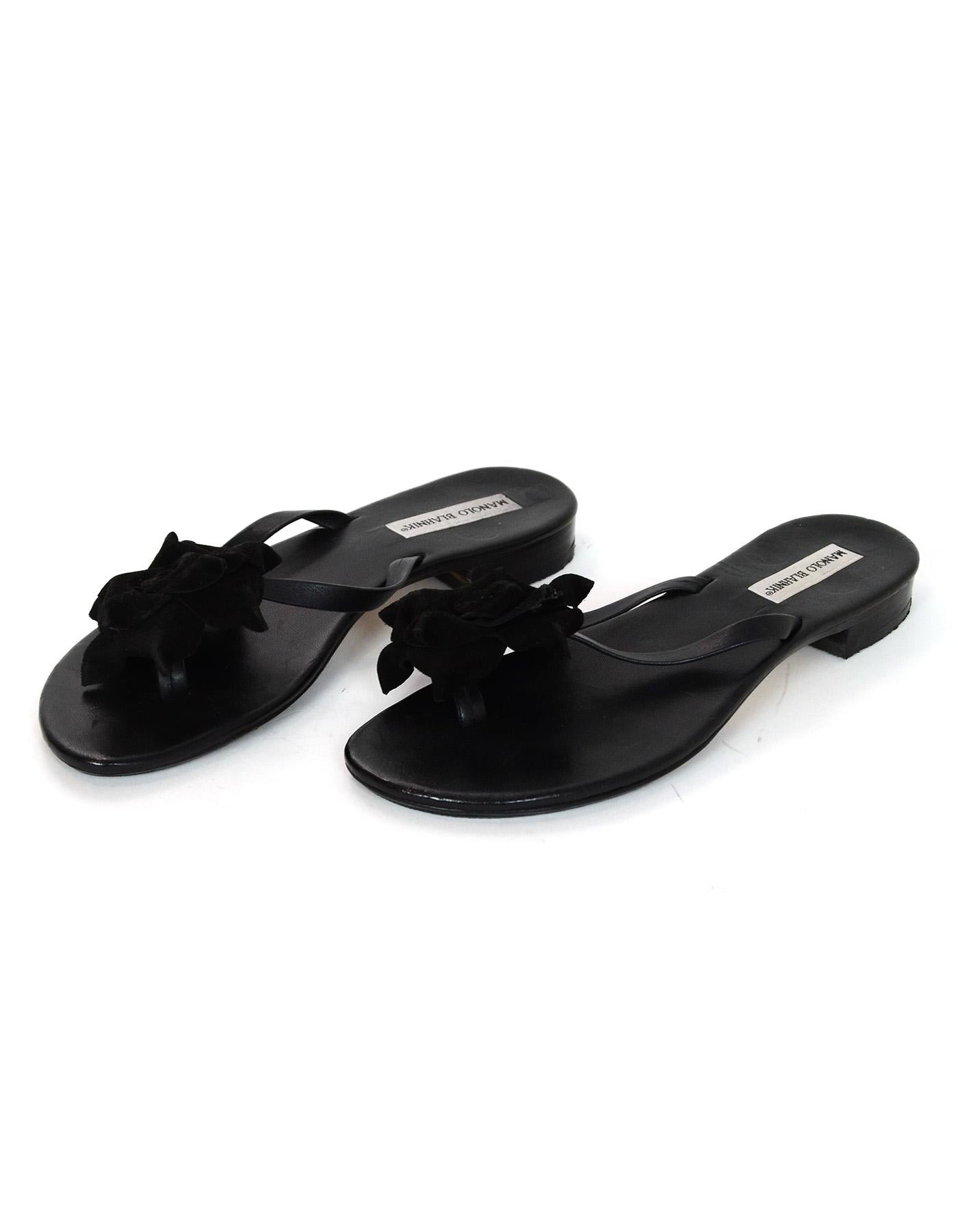 Manolo Blahnik Black Leather Thong Sandals W/ Suede Flower Sz 40 In Excellent Condition In New York, NY