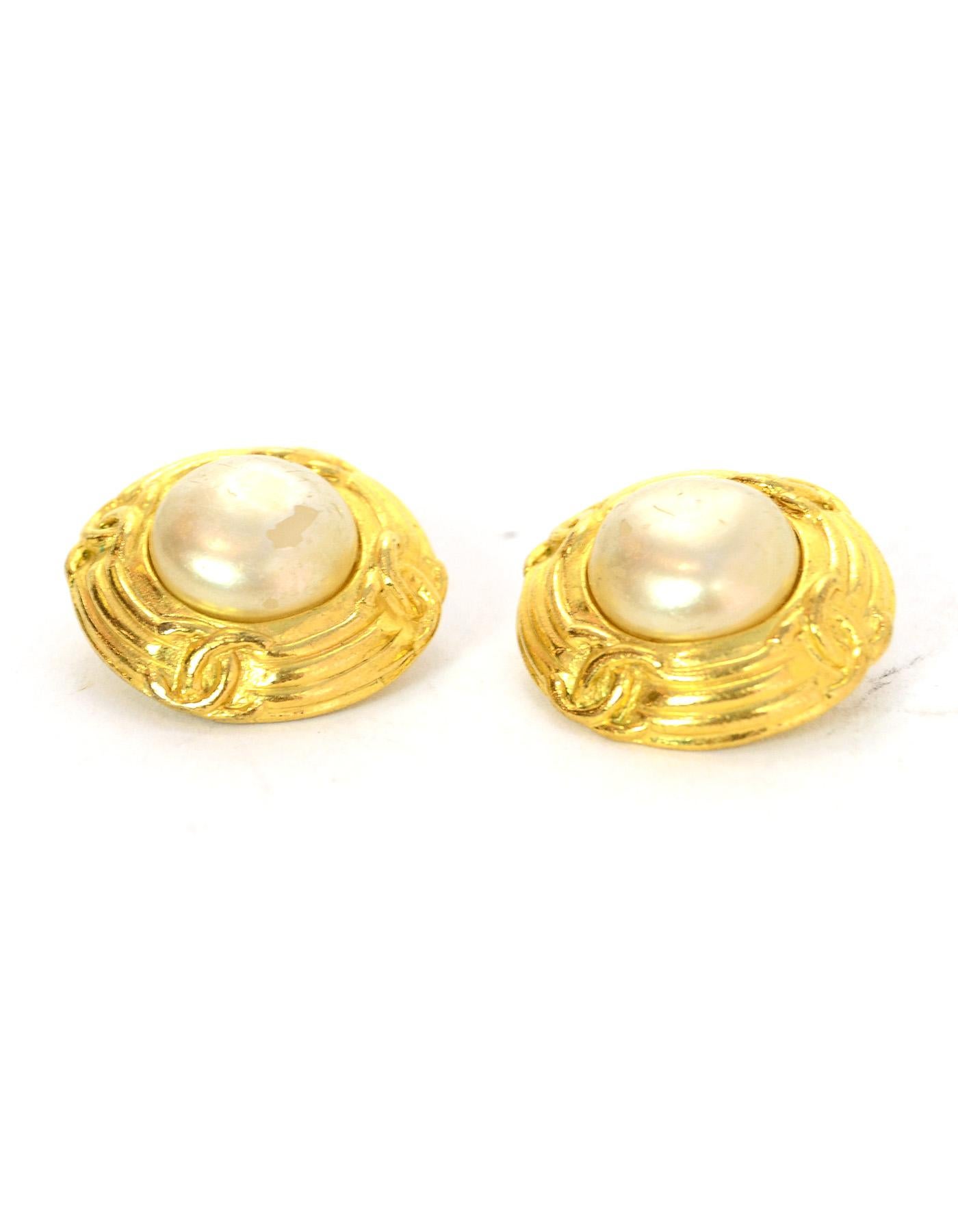 Chanel '93 Vintage Goldtone Circle CCs And Center Faux Pearl Clip On Earrings In Good Condition In New York, NY