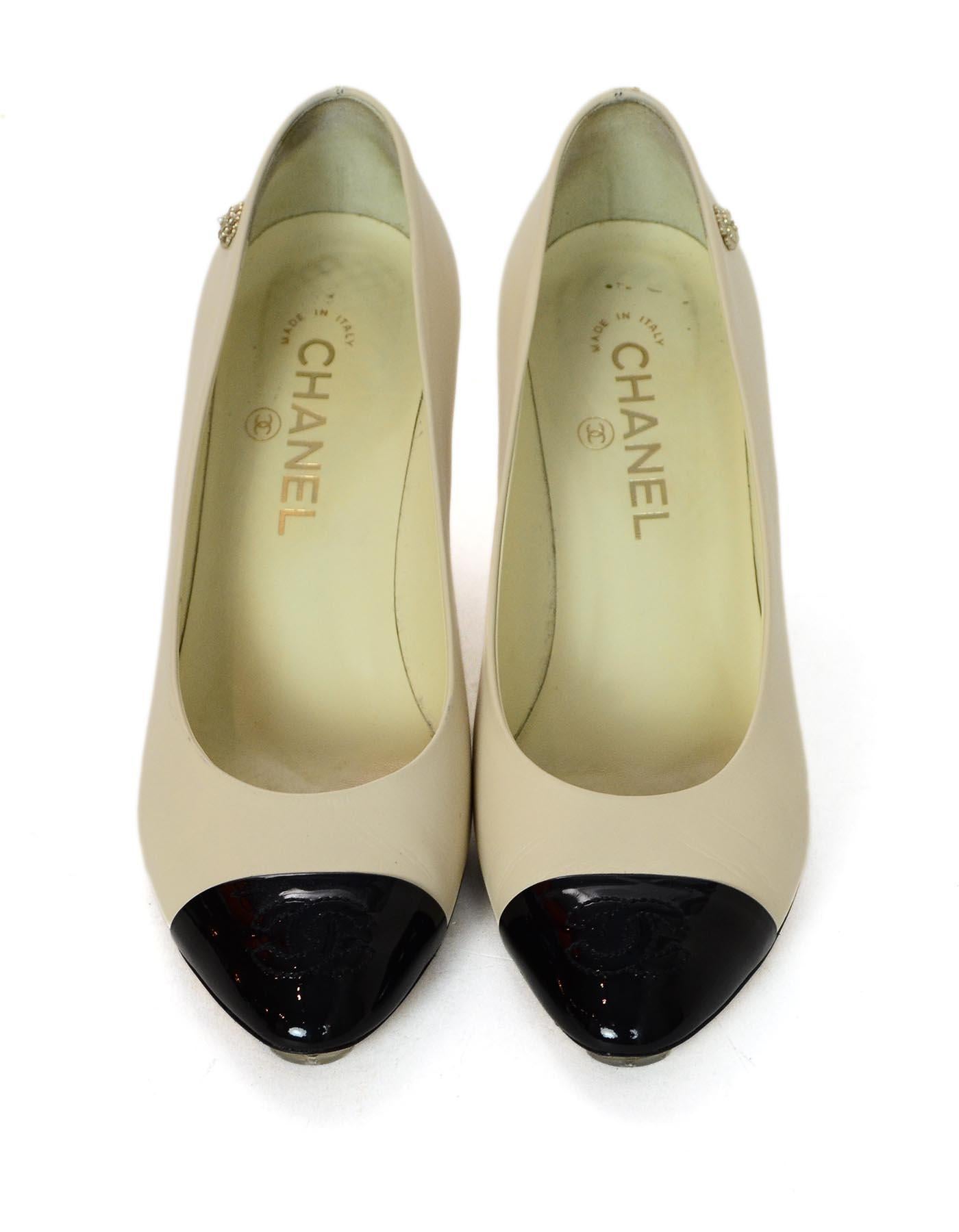 Chanel Nude Leather Black Patent CC Cap Toe Pumps Sz 38 In Excellent Condition In New York, NY