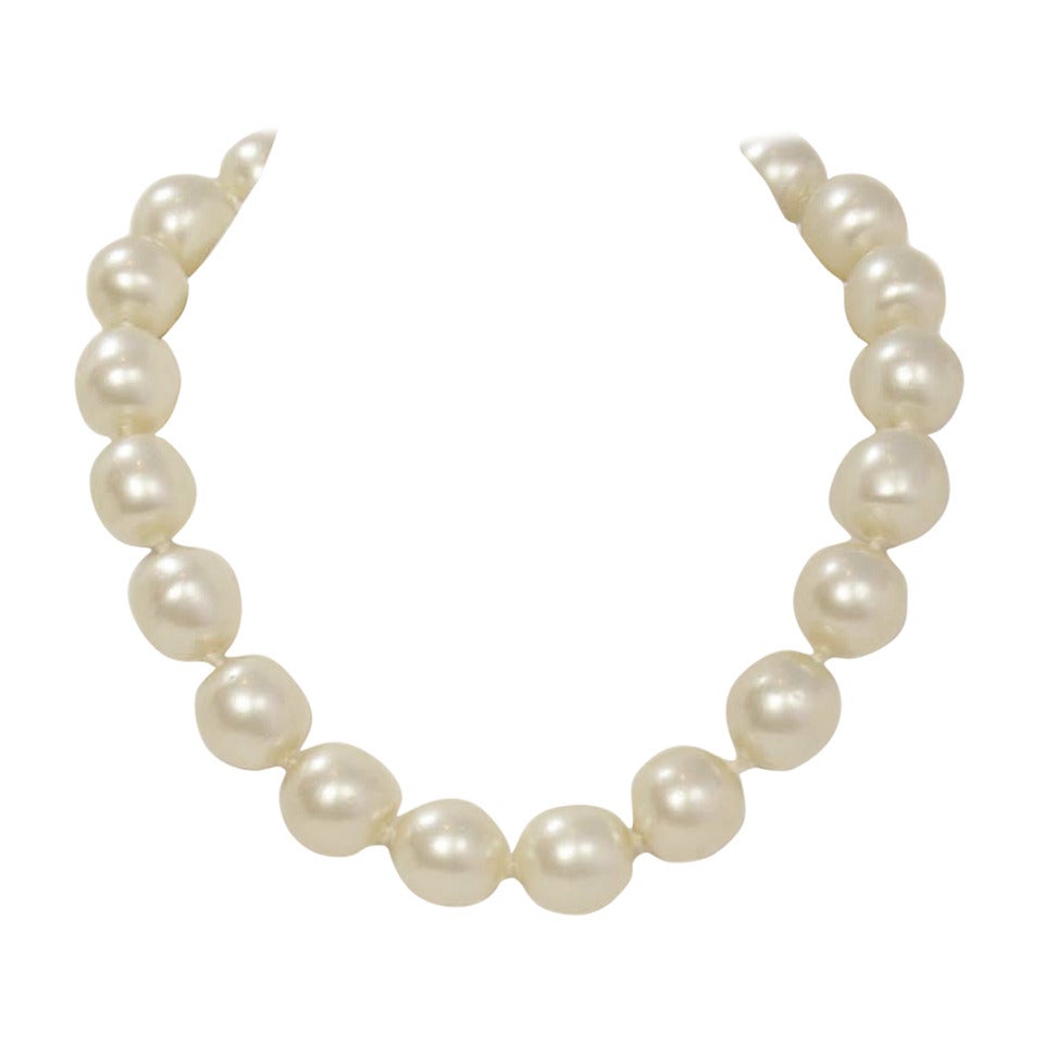 Chanel Vintage '50s-'60s Large Pearl Choker Necklace
Features pearl detailing at quilted toggle closure

Year of Production: 1950's-1960's
Stamp: CHANEL
Closure: Toggle closure
Color: Ivory and gold
Materials: Faux pearls and metal
Overall