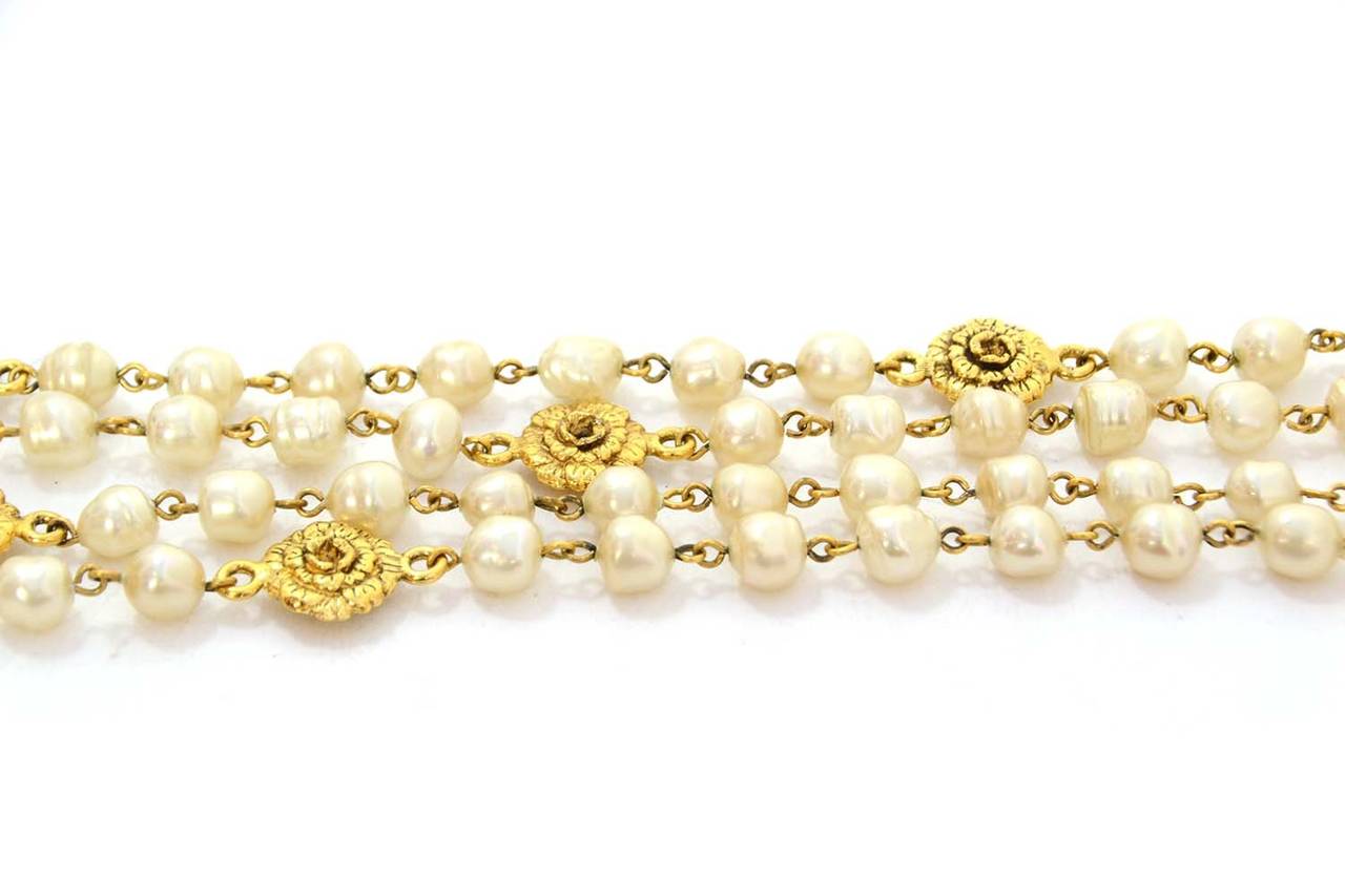 CHANEL Vintage 1982 Pearl Necklace w/Gold Rose Pendants In Excellent Condition In New York, NY