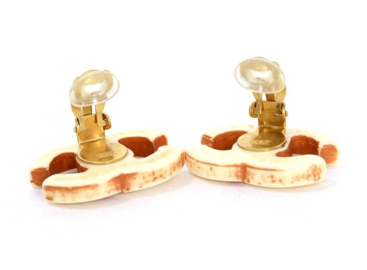 CHANEL 2001 Ivory Resin CC Clip On Earrings In Excellent Condition In New York, NY