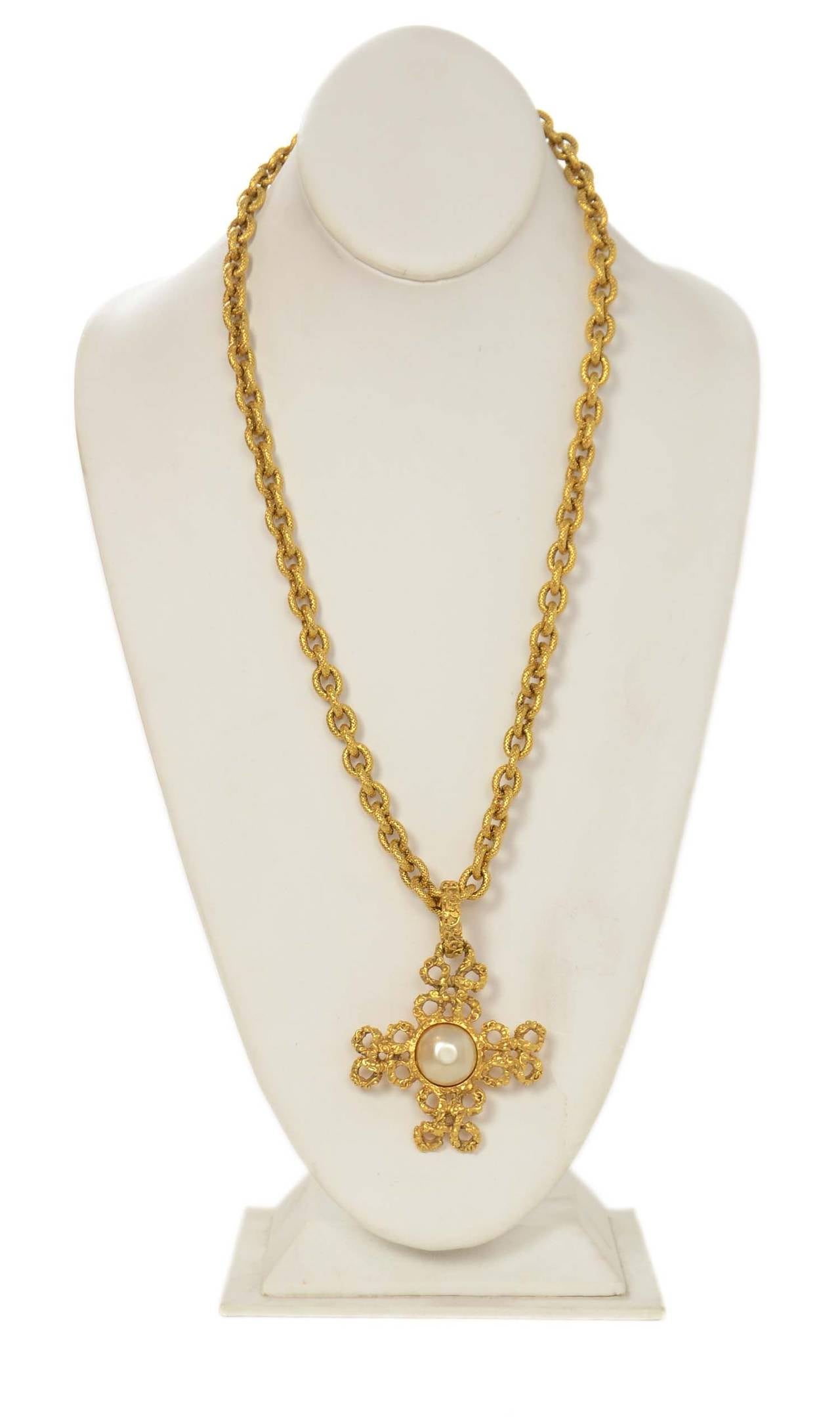 Chanel '03 Gold Chain Necklace w/Gold & Pearl Pendant
Chain features intricate diamond print detailing

    Made in: France
    Year of Production: 2003
    Stamp: 03 CC A
    Closure: Jump ring closure
    Color: Gold and ivory
   