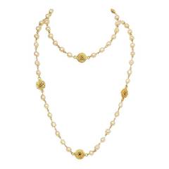 CHANEL Vintage 1982 Pearl Necklace w/Gold Rose Pendants
