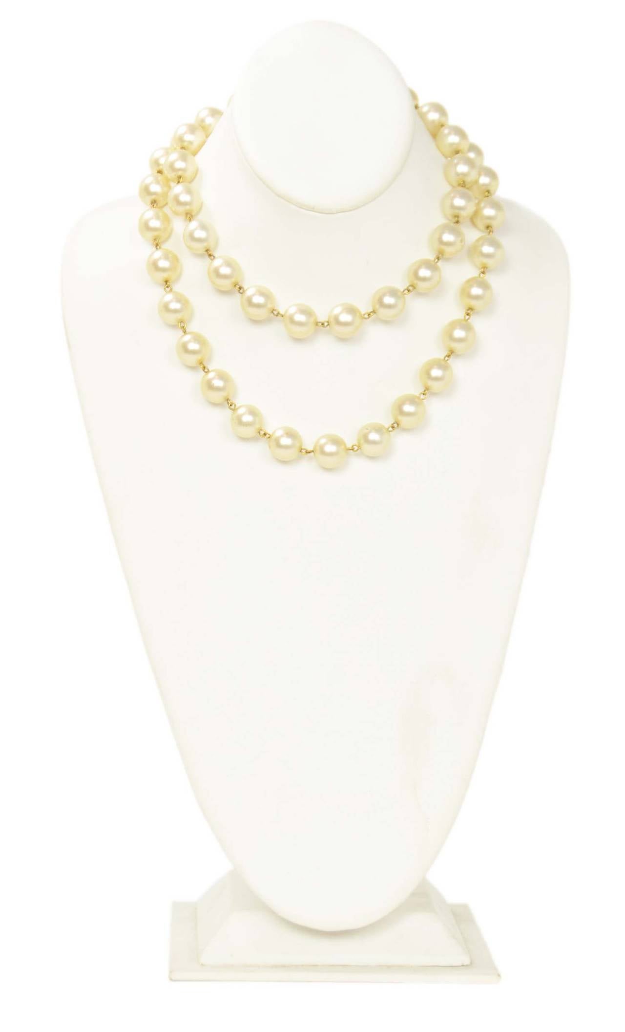 Chanel Vintage '90-'92 Pearl Necklace/Belt w/Gold Star PendantFeatures CC charm at hook closure

    Made in: France
    Year of Production: 1990-1992
    Stamp: CHANEL CC MADE IN FRANCE
    Closure: Hook
    Color: Goldtone and ivory
   