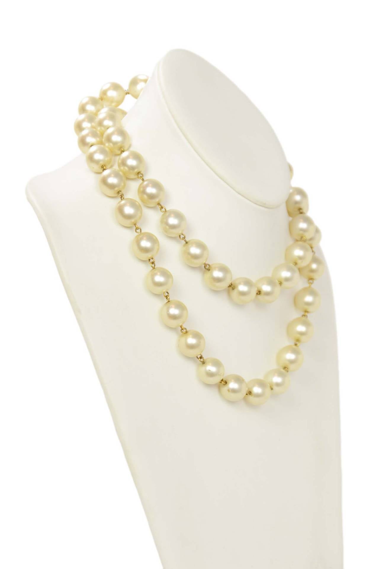 CHANEL Vintage 1990-1992 Pearl Necklace/Belt w/Gold Star Pendant In Excellent Condition In New York, NY
