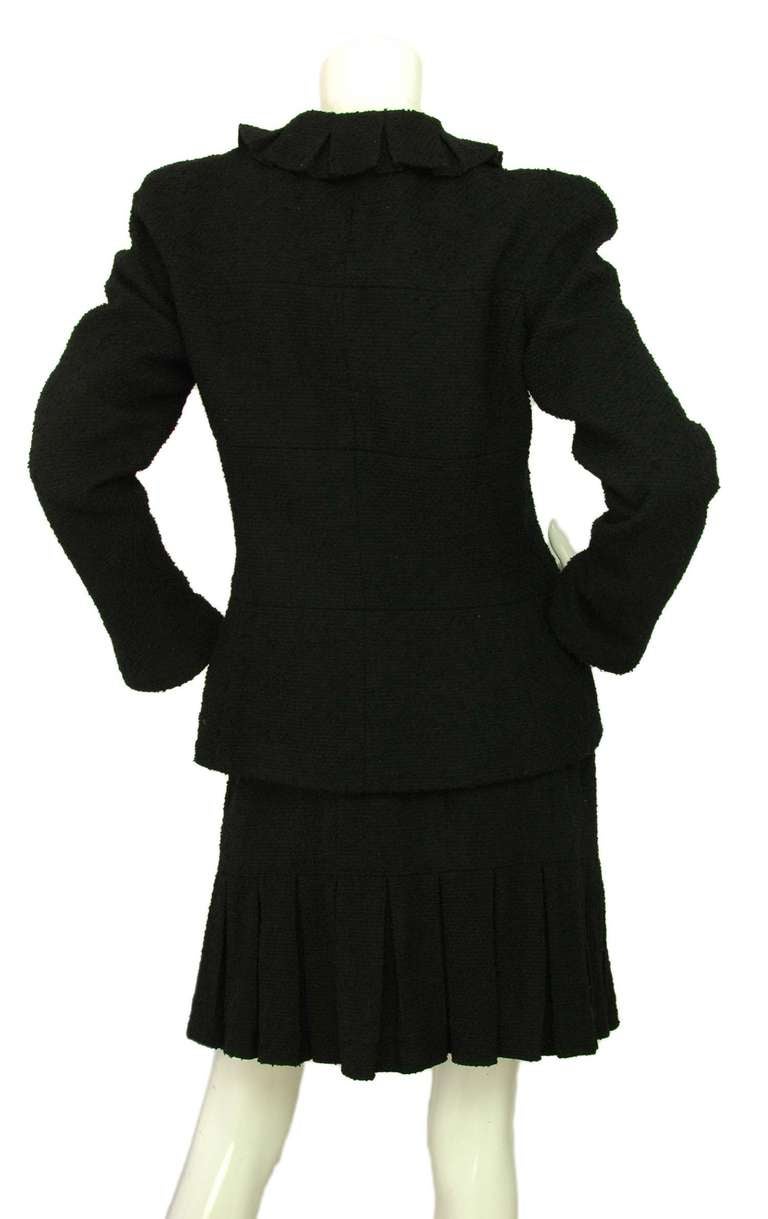 CHANEL 1997 Black Boucle Pleated Skirt/Jacket 2pc Suit w. Ruffle Collar sz.42 In Excellent Condition In New York, NY