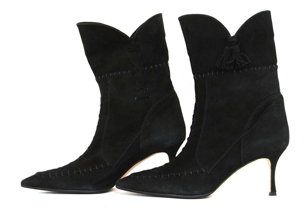 MANOLO BLAHNIK Black Suede Ankle Boots w/Tassle sz 39.5 In Excellent Condition In New York, NY