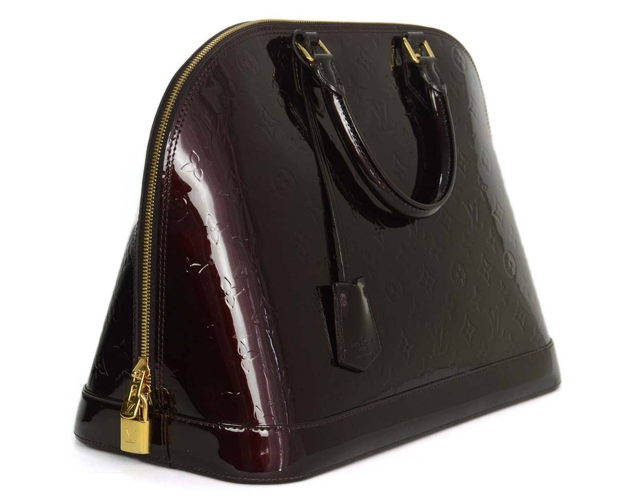 Louis Vuitton Amarante Monogram Vernis Alma GM Tote
Made in: France
Year of Production: 2010
Color: Burgundy and goldtone
Hardware: Goldtone
Materials: Vernis leather and metal
Lining: Brown textile
Closure/opening: Double zip around