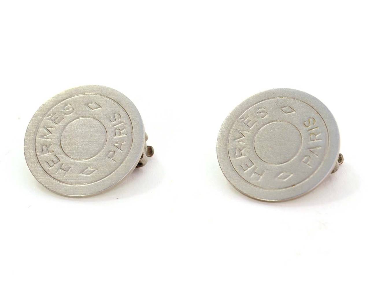 Hermes Silver Disc Clip On Earrings
Features 