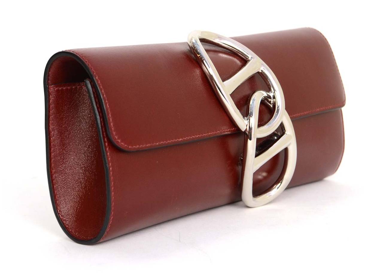 Hermes Burgundy Box Leather Egee Clutch
Features oversized palladium chain decoration to front of bag
Made in: France
Year of Production: 2011
Color: Burgundy and silvertone
Hardware: Palladium
Materials: Box leather and metal
Lining: