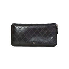 CHANEL Schwarzes gestepptes Leder Portemonnaie mit Reißverschluss und Reisepasshalter