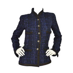Veste en tweed bouclé bleu cobalt et noir de Chanel. Bordure tressée sz.38