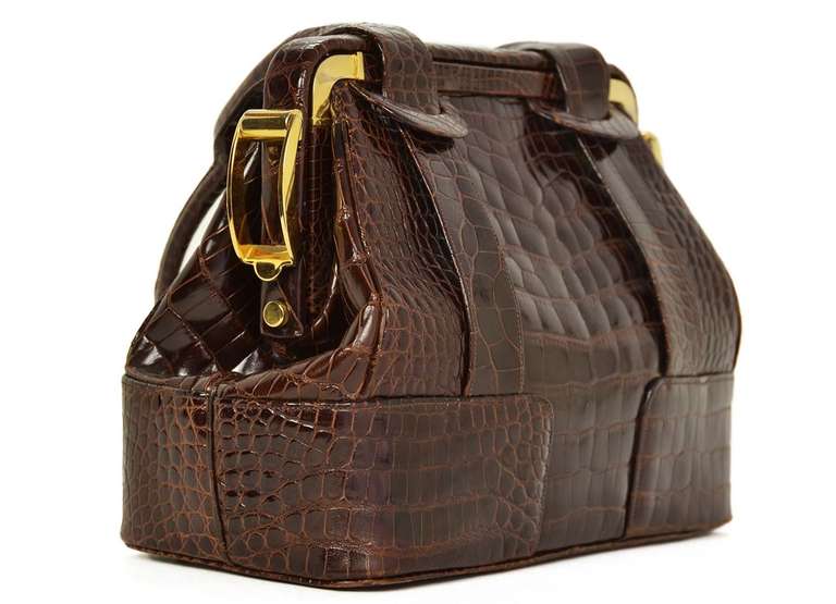 Frame bag in brown glazed crocodile
Brown leather lining.
Gold tone hardware.
four protective feet at base.
5