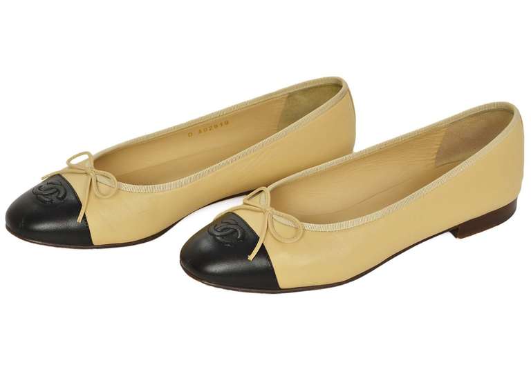 CHANEL 2014 Biege/Black Leather Ballet Flats Sz 8.5 In Excellent Condition In New York, NY