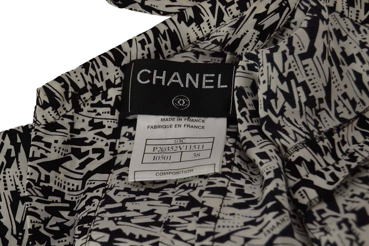 CHANEL Black & White Silk Pleated Button Back Dress sz 38 In Excellent Condition In New York, NY