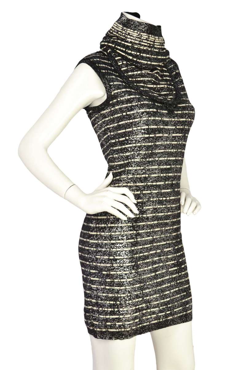 CHANEL Black/White Knit Sweater Dress w/ Optional Collar sz 38 In Excellent Condition In New York, NY