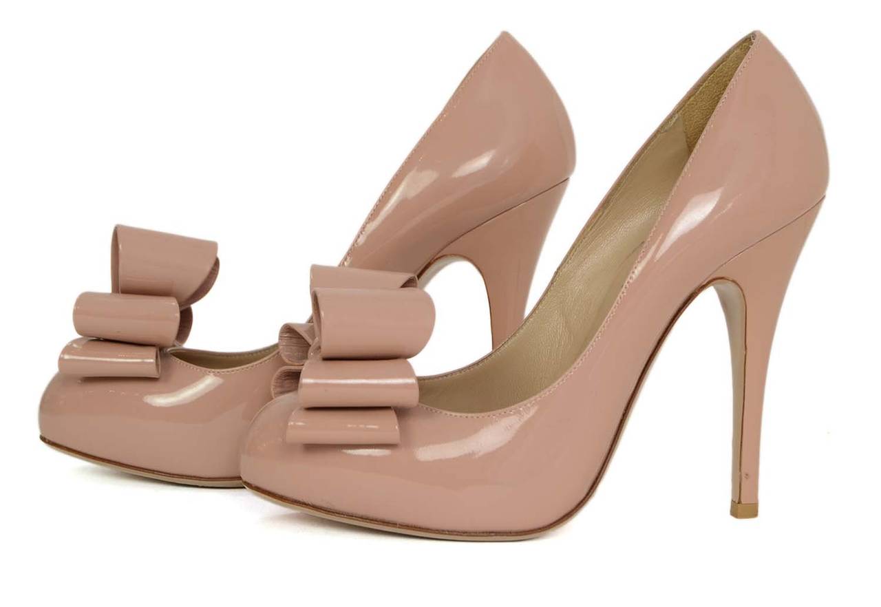 VALENTINO Nude Patent Leather Pumps sz 37 In Good Condition In New York, NY