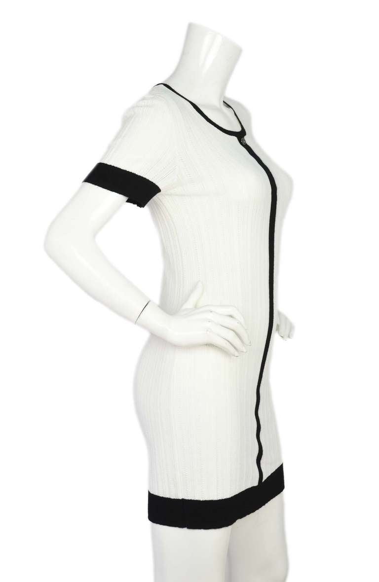 Chanel White Knit Stretch Long Sweater W/Black Trim & Lion Head Button Sz 42

    Made In Italy
    Composition: 82% cotton, 12% cashmere, 6% silk
    Labeled 