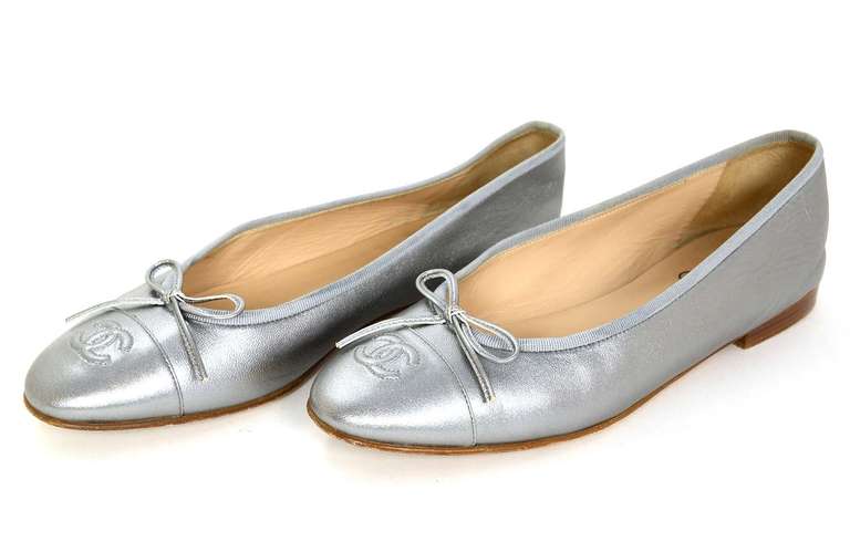 Chanel Silver Leather Ballet Flats Sz 40 Rt. $675

    Made in Italy
    Materials: leather
    CC logo on toe
    Stamped 