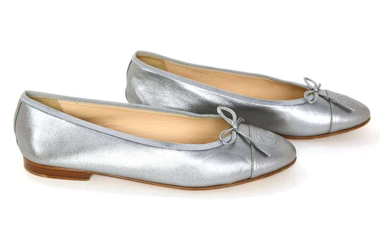 CHANEL Silver Leather Ballet Flats Sz 40 Rt. $675 In Excellent Condition In New York, NY