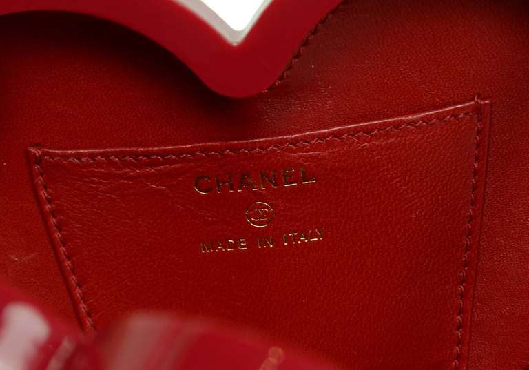 Chanel 2002 Red Resin Quilted Heart Wristlet/Clutch Bag In Excellent Condition In New York, NY