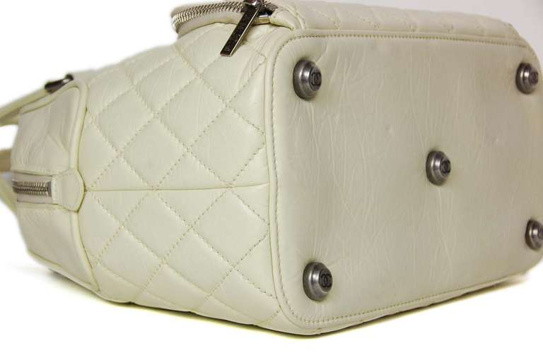 Chanel Ivory Quilted Distressed Leather Bowler Travel Shoe Bag In Good Condition In New York, NY