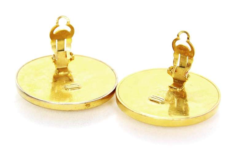 Chanel 1993 Extra Large Gold & Black CC Circular Clip on Earrings In Good Condition In New York, NY