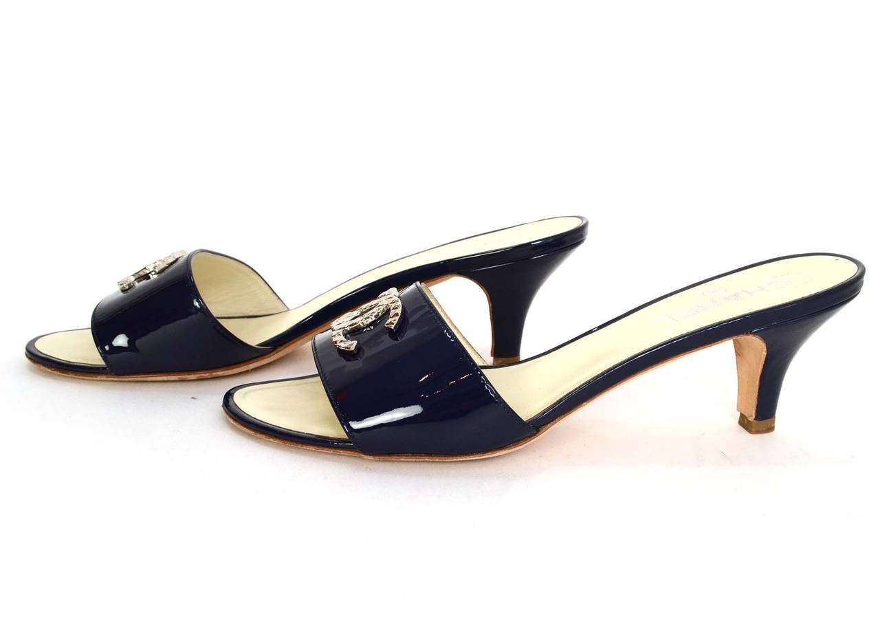 CHANEL Navy Patent Mule Sandals sz 38 In Excellent Condition In New York, NY