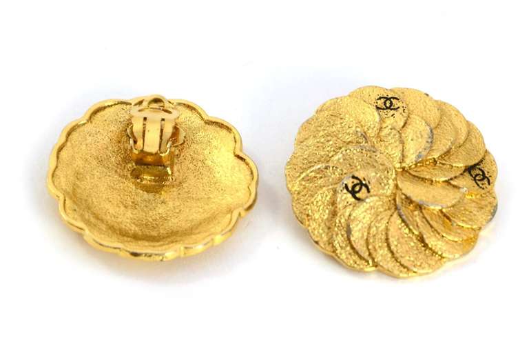 CHANEL Vintage '87 Textured Gold Disc Clip On Earrings In Good Condition In New York, NY