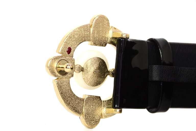 CHANEL Black Patent Leather Belt W/Poured Glass & Faux Pearl Buckle In Excellent Condition In New York, NY