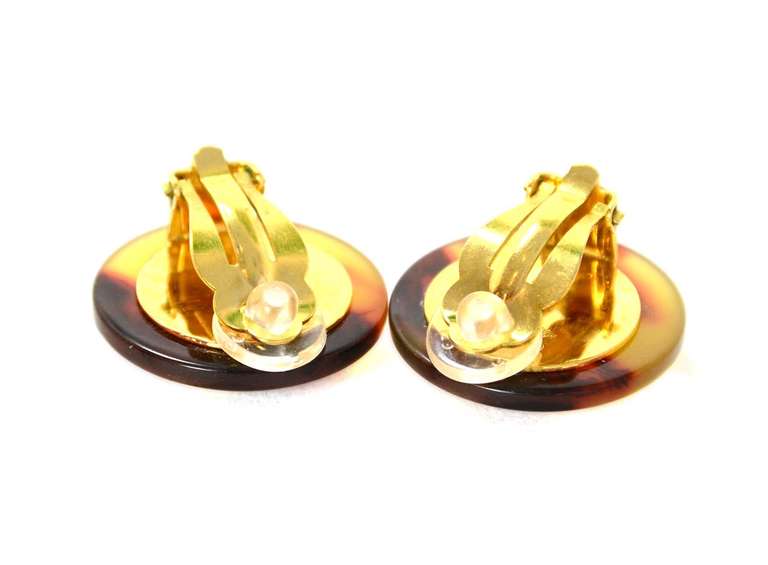 CHANEL Tortoise CC Clip On Earrings In Excellent Condition In New York, NY