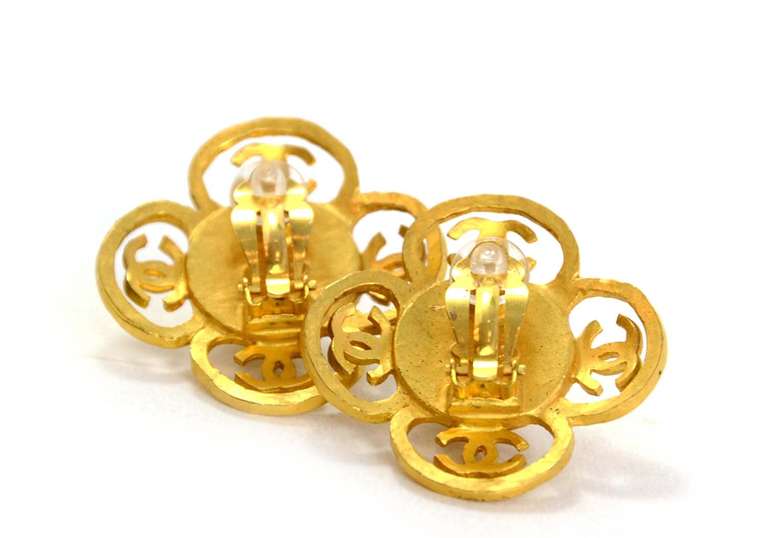 Chanel Faux Pearl & Goldtone Flower Clip Earrings w. CCs c.'95 In Excellent Condition In New York, NY