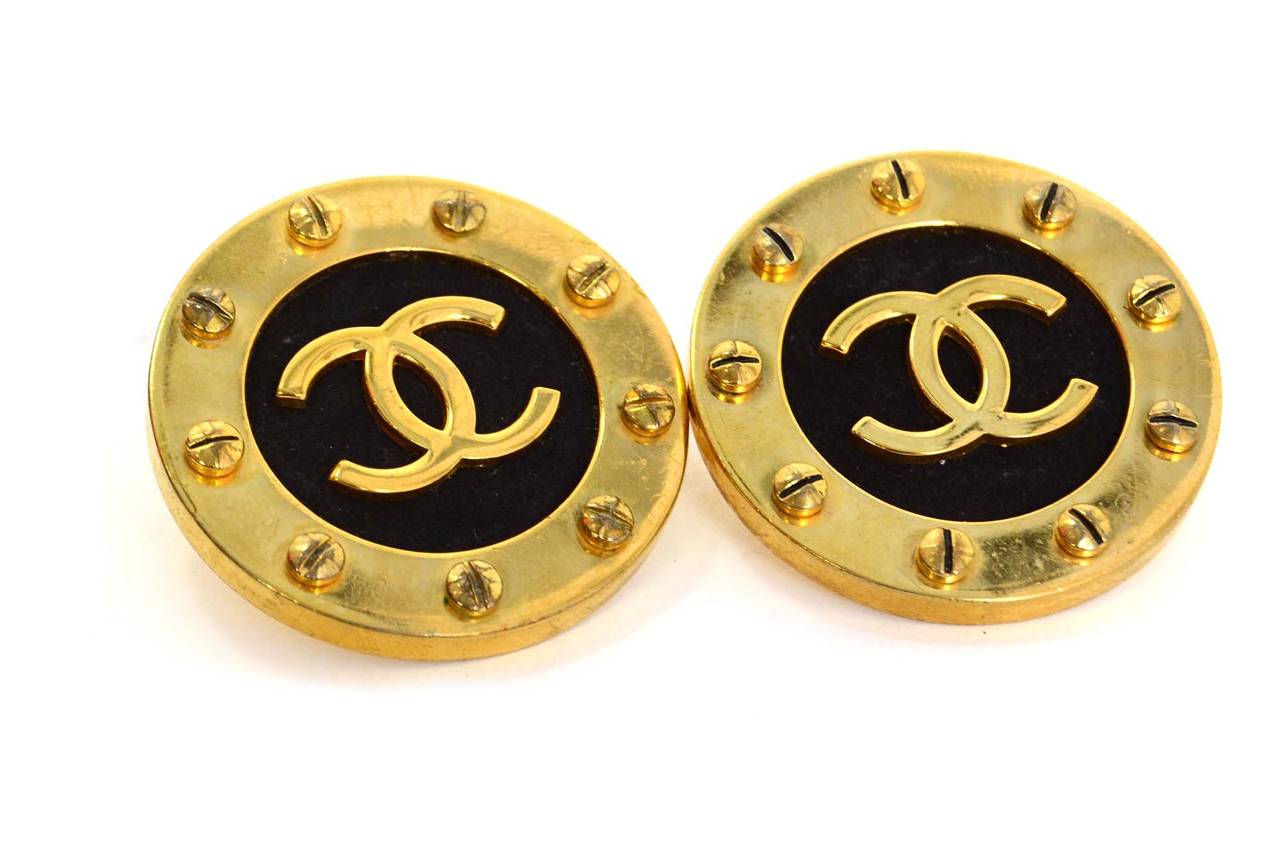 Chanel Vintage '93 Gold Disk Clip On Earrings

    Made in: France
    Year of Production: 1993
    Stamp: 93 CC A
    Closure: Clip on
    Color: Goldtone
    Materials: Metal and suede
    Overall Condition: Very good with the exception of