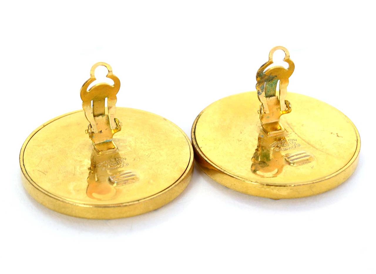 CHANEL Vintage '93 Gold Disk Clip On Earrings In Good Condition In New York, NY